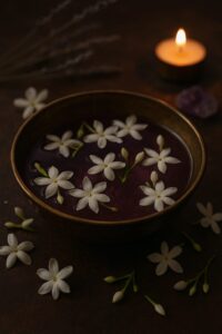 Fotografia de uma tigela de bronze com flores de jasmim brancas em infusão, representando um banho espiritual para ativar a intuição, elevar a vibração e conectar com planos sutis.